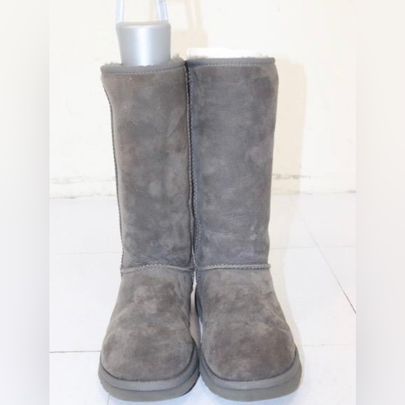 Women’s Ugg winter boots size 8 see pics for spot - Picture 1 of 5